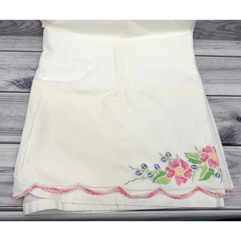 VINTAGE FLORAL EMBROIDERED FULL SIZE FLAT SHEET WITH PINK CROCHET TRIM